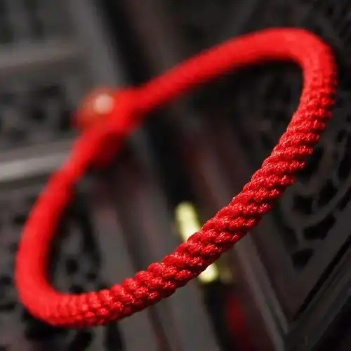 红绳朱砂血红,古人认为朱砂矿吸收日月精华,是阳性极强的物质.