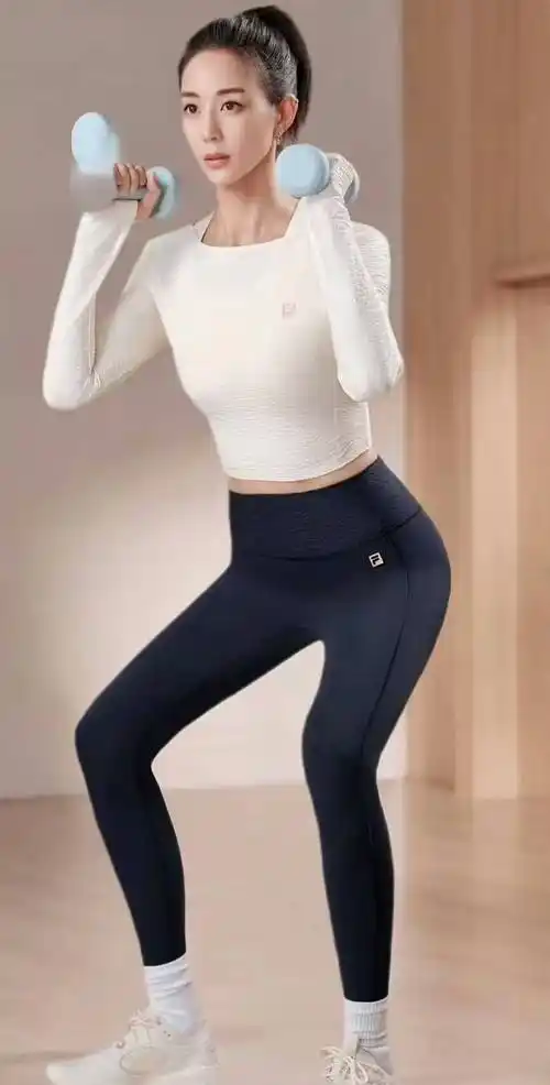 张钧甯有着迷人而优雅的身材,她不仅长期坚持健身塑身,还坚持练习瑜伽