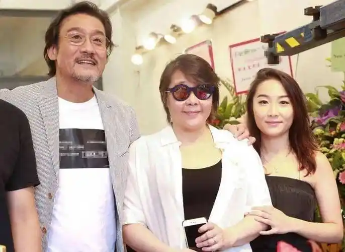 65岁梁家辉的老婆原来是她?