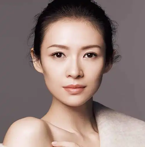 章子怡她的长相是非常标准的三庭五眼,整个面部直线条偏多,五官非常的