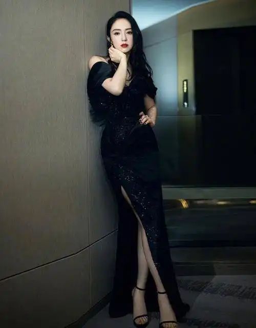 董璇加盟浪姐后首现身穿呢子衣配半身裙1米1大长腿惹人羡