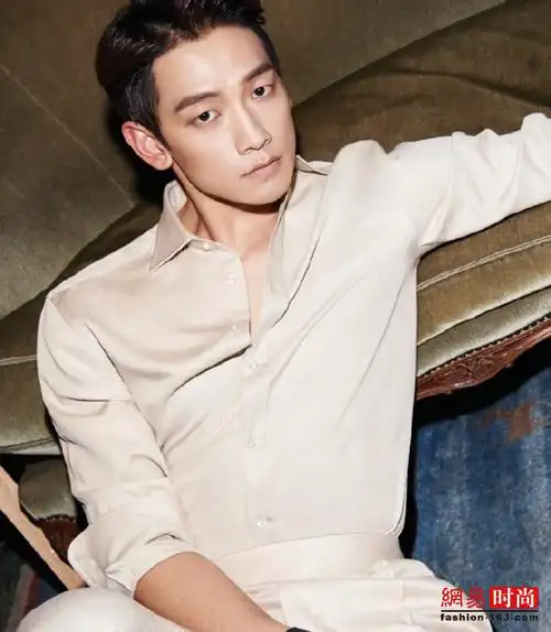 39岁rain大秀身材腹肌清晰可见