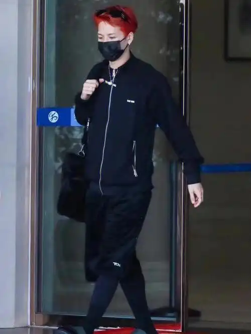 既舒适又十分时尚的王嘉尔同款拖鞋来啦