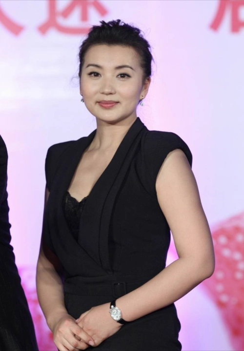 陈好裙子勒得太紧,还是穿点舒适的服装吧,灰白色裙子一点不清纯_腾讯