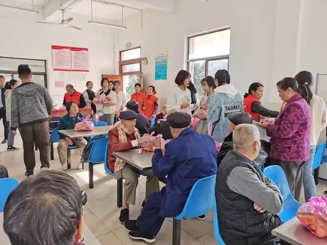 合肥汽车机械技术学校开展敬老院送爱心活动——尊老敬老 筑爱夕阳