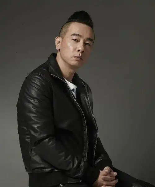 陈小春所谓爱情即一物降一物古惑仔终收获差16岁的爱情