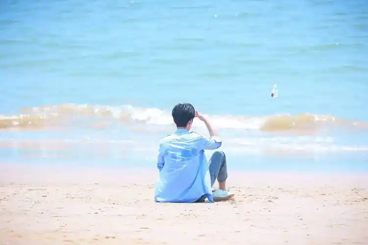 肖战背影合集:你追世界,我们追随你的背影_守护_故事_可靠的