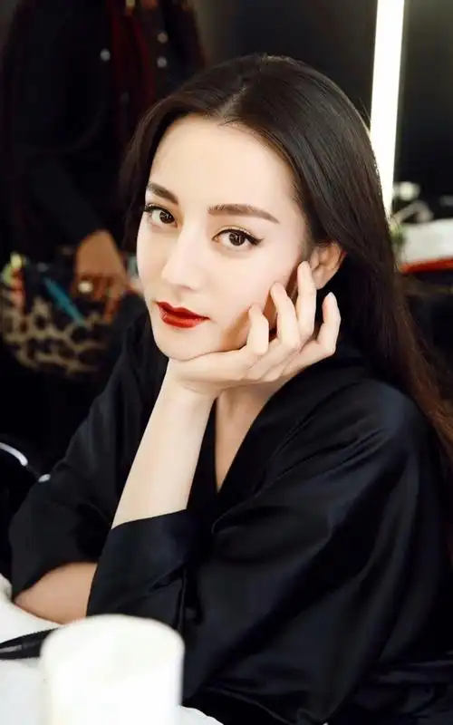 高颜值美女明星迪丽热巴