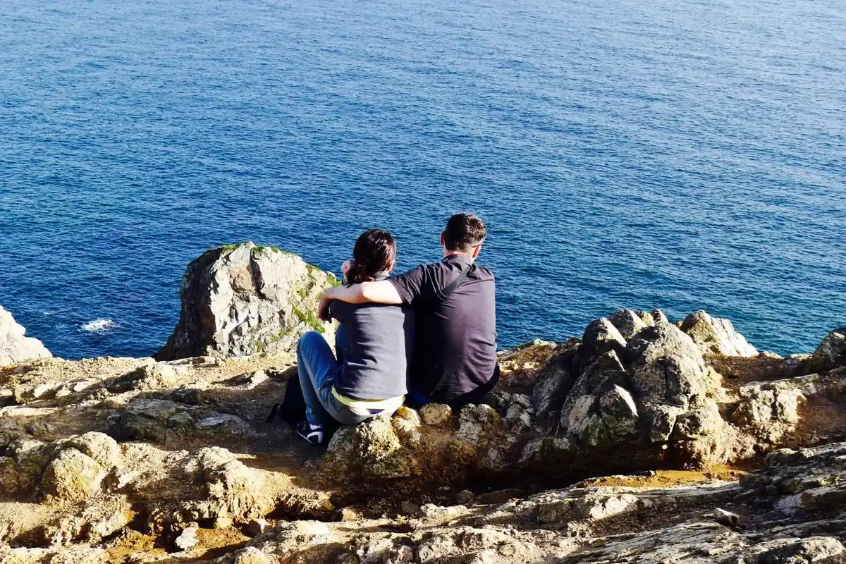 一对情侣相拥看海.罗卡角,一生一定要去一次的地方.