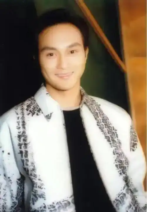 张智霖把头发染了白胡子剃了一下就年轻20岁帅回小鲜肉了