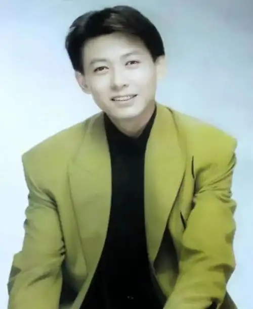 央视最帅男主持复出依旧少年最火时为还债辞职50岁再婚娶小20岁娇妻