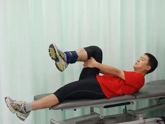 图4这种方法一般适用于屈曲角度超过90°以后,以左侧为患肢为例,立于