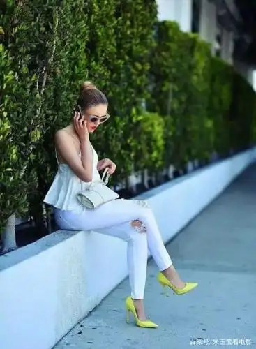 女性搭配高跟鞋,让普通的搭配也显得气质浪漫