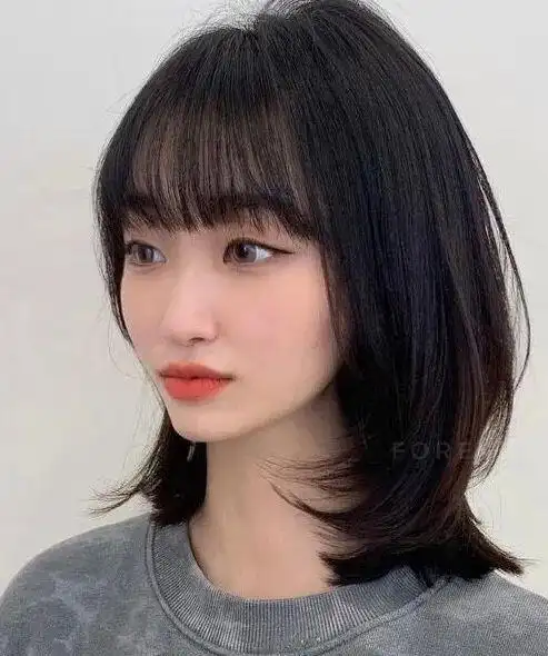 2022年发型女新款,百看不厌的直发发型