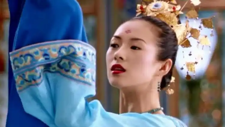 章子怡在《十面埋伏》里表演的这段水袖舞堪称女明星中的舞蹈典范