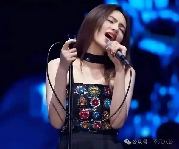 周笔畅↓《浪姐》第一季邀请了04超女张含韵,09快女郁可唯和11快女