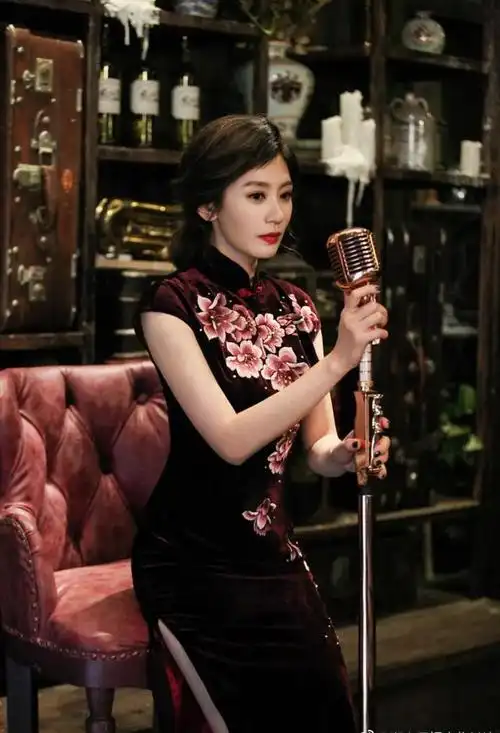 同样是穿旗袍,把景甜杨幂杨紫等人放一起,差距这不就出来了吗?