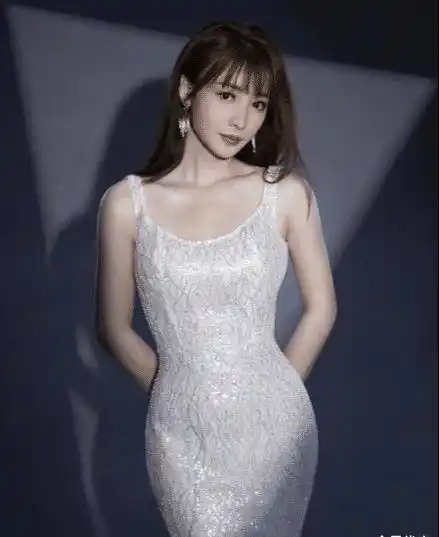 40岁柳岩成功瘦身,身上没有一丝赘肉,杨柳细腰让人羡慕_锻炼_身材