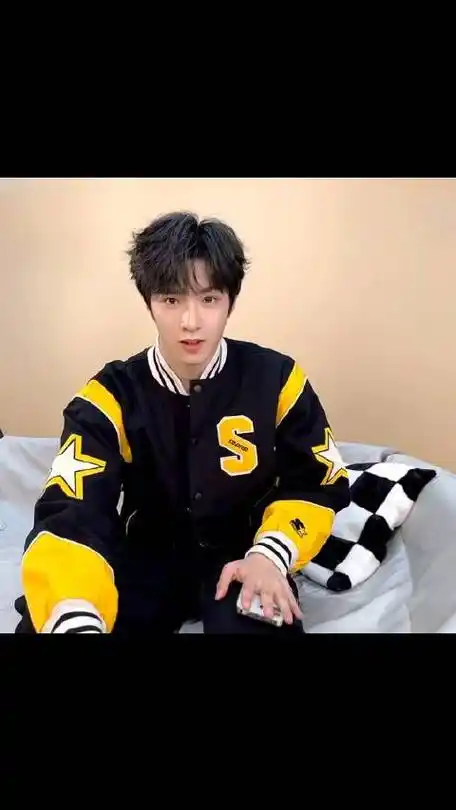 刘耀文晒兔年live图#刘耀文晒兔年live图,比赞 比耶好可爱圈内偶像的