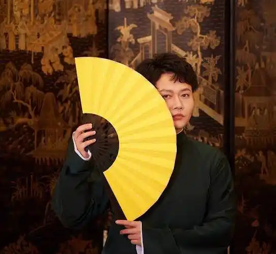 "火遍全网,刹车哭成经典,于谦干儿子孟鹤堂前途无量_相声_周九良_舞台