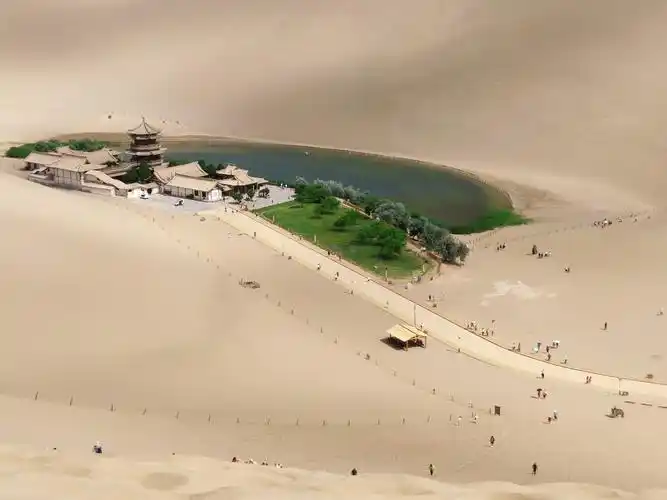 沙漠绿洲敦煌月牙泉自然奇迹沙漠之眼沙漠泉眼鸣沙山与月牙泉沙丘与