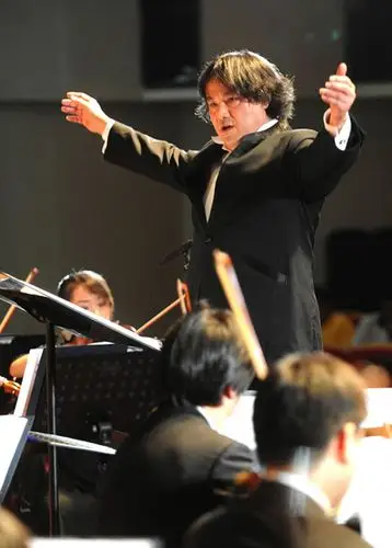 指挥家汤沐海在指挥演出
