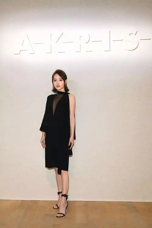 一字带凉鞋,细跟的设计,更加迷人,同时衬托白皙美腿,让张嘉倪美的仙女