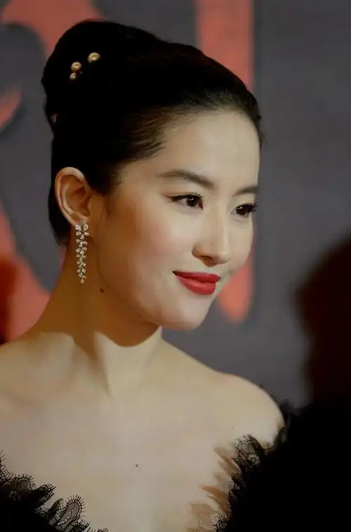 刘亦菲16岁和36岁对比照:鼻子变化太明显