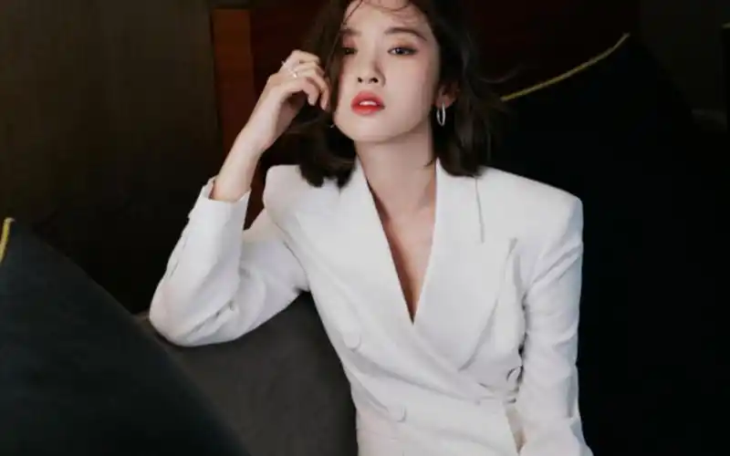 唐艺昕白色西装:甜美与气质的完美结合