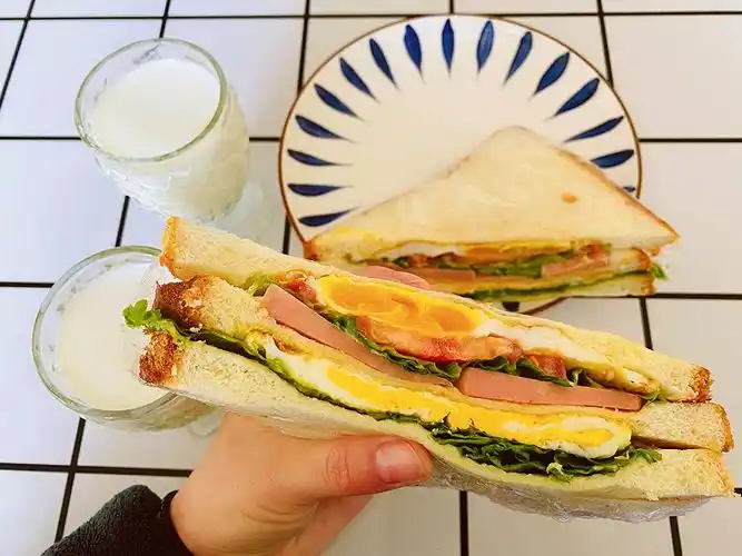 早餐三明治牛奶