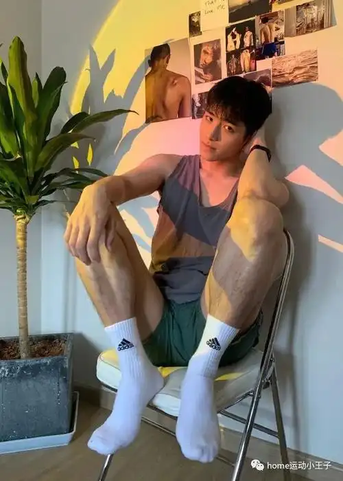 爱穿白袜的运动少年,软萌可爱的模样谁不爱?