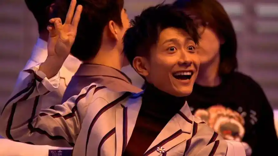 周冬雨喂张一山吃棒棒糖?迪丽热巴金色吊带裙美出天际!