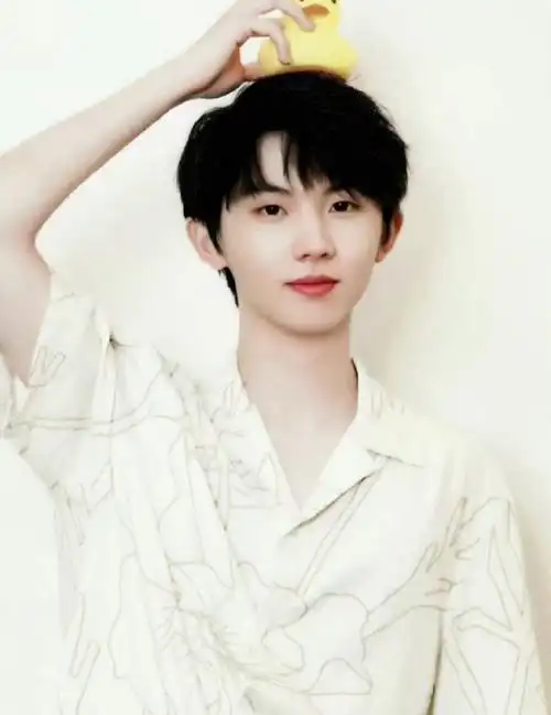 马嘉祺图片##马嘉祺变出了紫葡萄