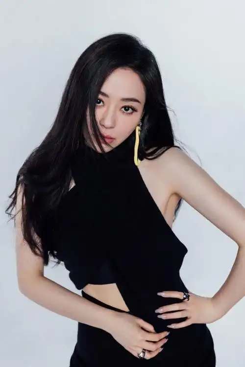 张靓颖超话95#天赐的声音#飘逸灵动,黑裙摇曳.