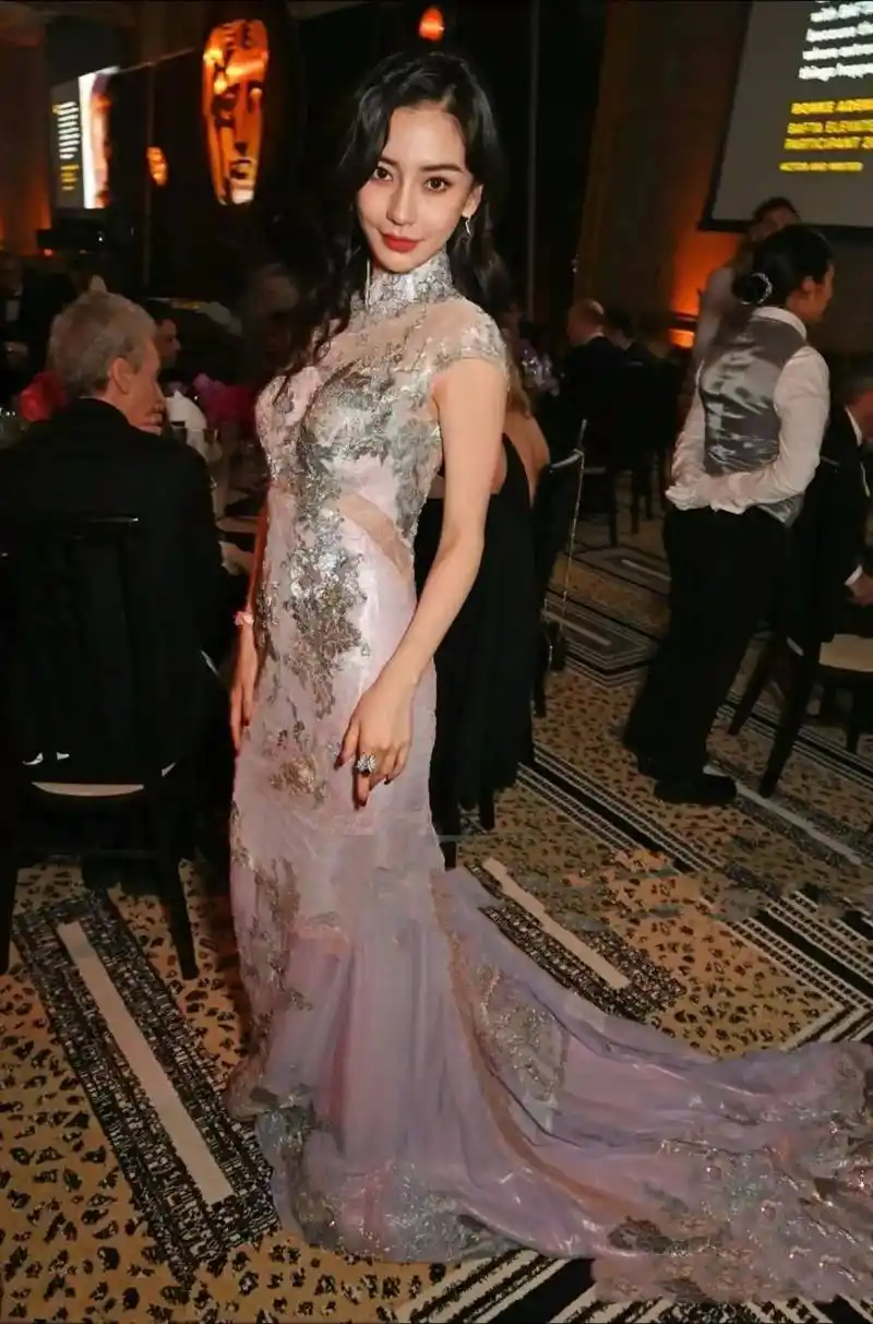 杨颖内娱复出无望,穿奢华旗袍现身国外红毯,与多位影人同框_活动_英国