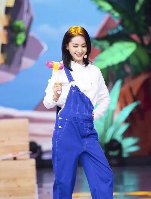 王子文长发太温柔了穿白色卫衣背带裤宛如一个校园女神