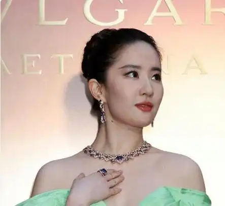 森林北章子怡,杨采钰刘亦菲,几人共用一张脸,都是莞莞类卿?