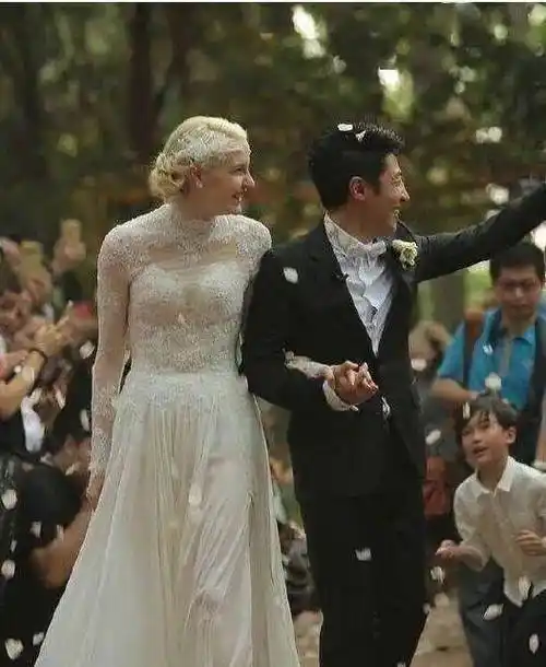 撒贝宁混血龙凤胎罕见现身女儿一条裙上千块儿子抱着太娇气