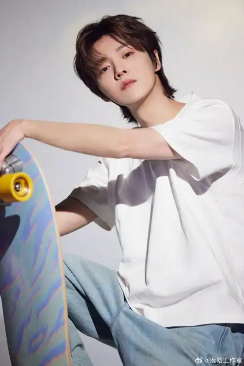 鹿晗超话今日份福利彩蛋掉落!#全世界最帅的老板#工作侧拍花絮已上新!