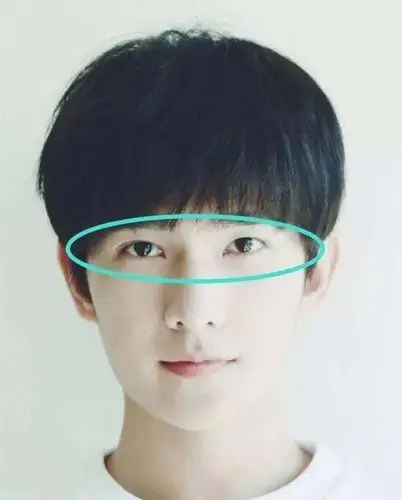 杨洋的眼睛虽然不是很大,而且是内双,但是非常有神,尤其是迷妹们容易