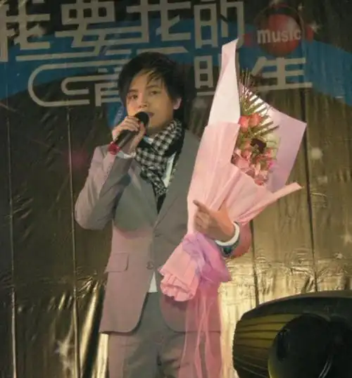 "情歌王子"郑源:15岁开演唱会,19岁日赚万元,春晚都请不动他