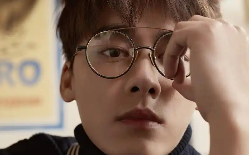 时尚型男李易峰壁纸_时尚简单的李易峰