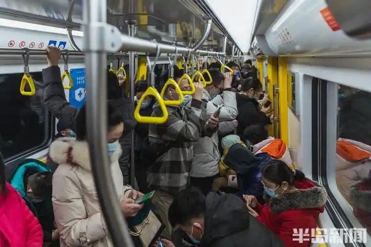 地铁1号线开通迎来首个晚高峰