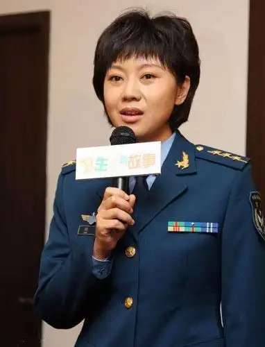 闫妮穿军装是最好看的,可以判断出,她的军龄最少有10年.