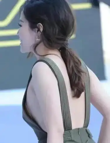 张靓颖一身露背装出席活动自信满满网友惊叹不已