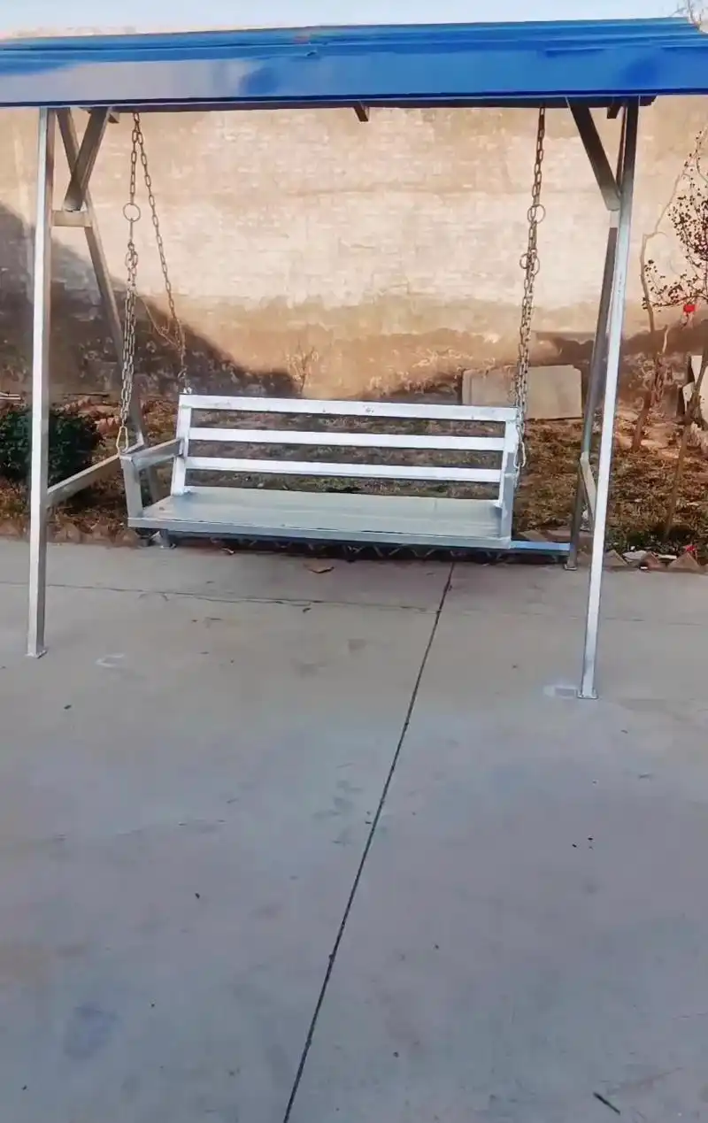 一位农村大哥买来材料自己动手焊的秋千,不得不说大哥的手艺还是可以