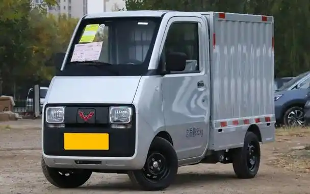 8月26日,五菱又上市了一款采用纯电驱动的微卡,而这款车就是五菱e10.