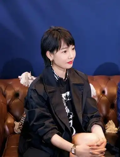 白百何短发造型真洋气,穿风衣配衬衣短裤秀身材,这长腿堪比超模