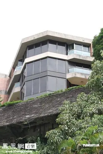 歌迷访梅姐故居祭奠 梅启明不满梅姐遗产被搬走报警