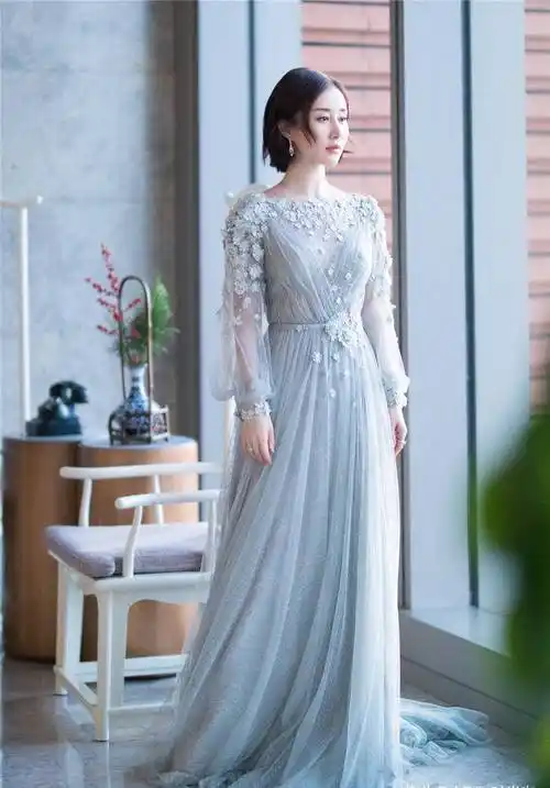 34岁舒畅大变模样,穿深v镂空裙出席活动,精致脸蛋太抢镜_裙装_服装